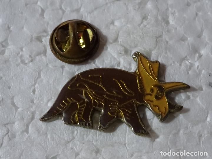 Pins de cole&ccedil;&atilde;o: PIN DE ANIMALES. DINOSAURIOS. TRICERATOPS