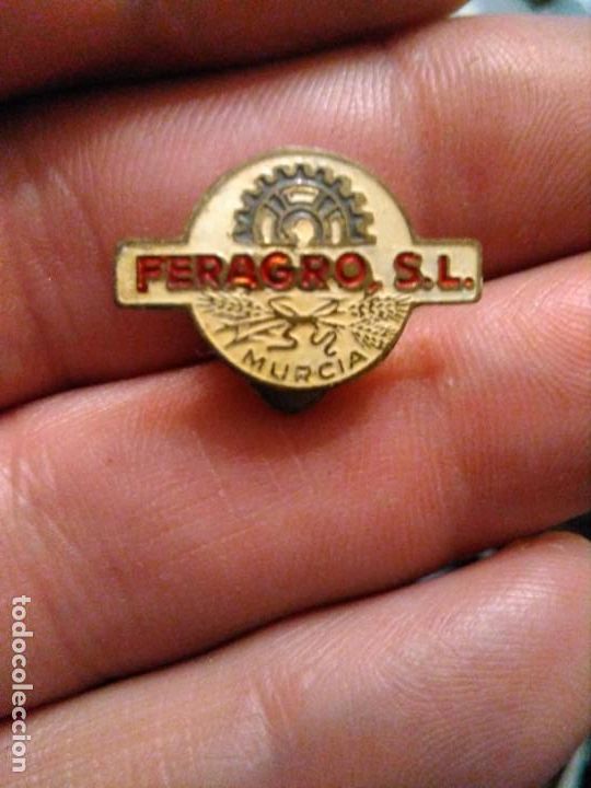 Pins de colecci&oacute;n: Insignia motor , maquinaria agricultura FERAGRO S.L (MURCIA)