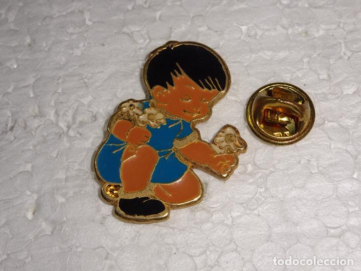 Pins e Spille di collezione: PIN DE DIBUJOS ANIMADOS. BONITO NI&Ntilde;O RECOGIENDO FLORES