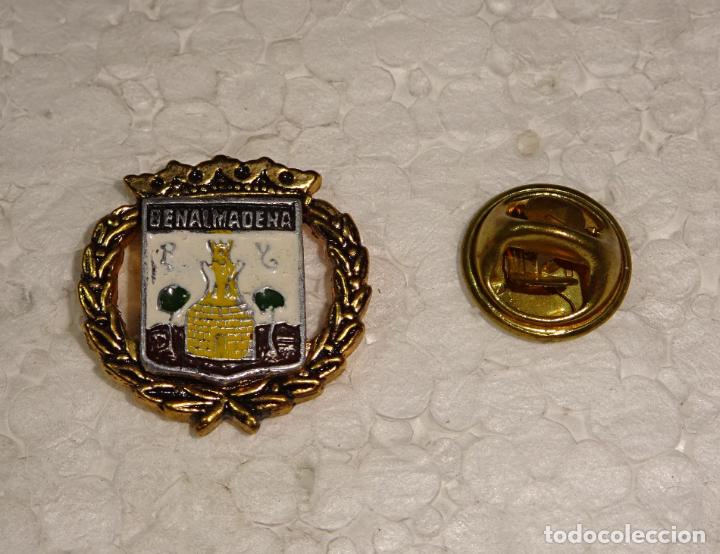 Pins e Spille di collezione: PIN DE TURISMO HER&Aacute;LDICA. ESCUDO HER&Aacute;LDICO DE BENALM&Aacute;DENA, M&Aacute;LAGA