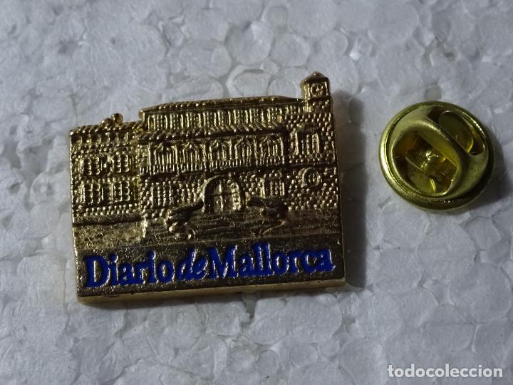 Pins e Spille di collezione: PIN DE TURISMO. PALMA DE MALLORCA. DIARIO DE MALLORCA. EDIFICIO