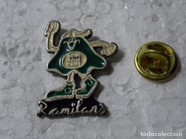Pins e Spille di collezione: PIN DE MARCAS DE ROPA. MODA RAMILANS