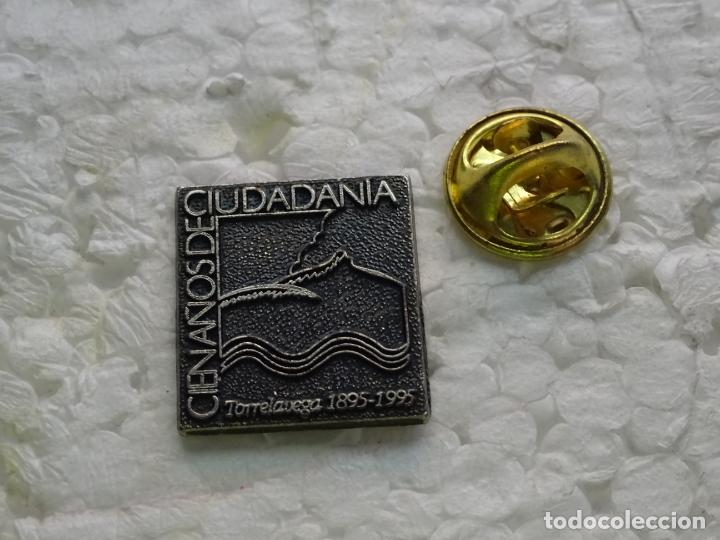 Pins de colecci&oacute;n: PIN DE TURISMO. 100 A&Ntilde;OS CIUDADANIA DE TORRELAVEGA CANTABRIA 1995