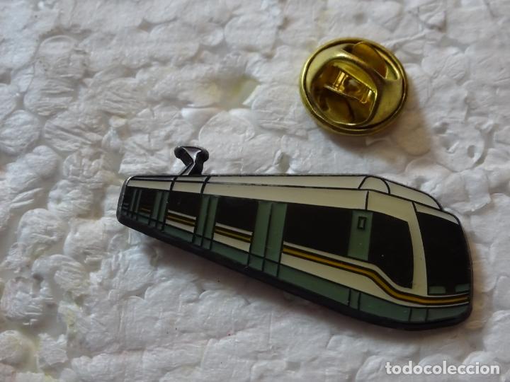 Sammlung von Pins: PIN DE TRENES FERROCARRILES. TREN LOCOMOTORA ESPA&Ntilde;A RENFE. TRANV&Iacute;A? METRO?