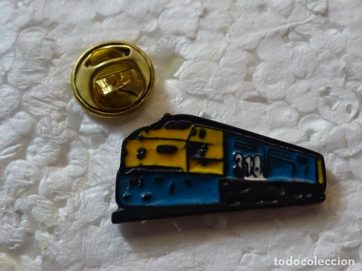 Pins de colecci&oacute;n: PIN DE TRENES FERROCARRILES. TREN LOCOMOTORA ESPA&Ntilde;A RENFE. LOCOMOTORA UNIDAD 318