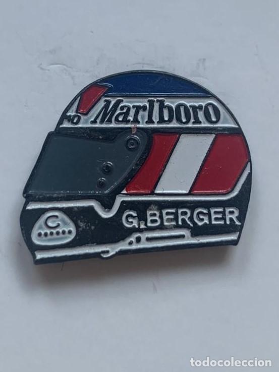 Pins de colecci&oacute;n: Pin coche casco de Gerard Berger - Foto 1