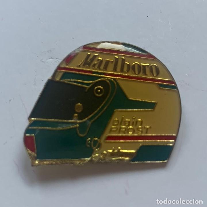 Pins de colecci&oacute;n: Pin coche Casco de Alain Prost - Foto 1