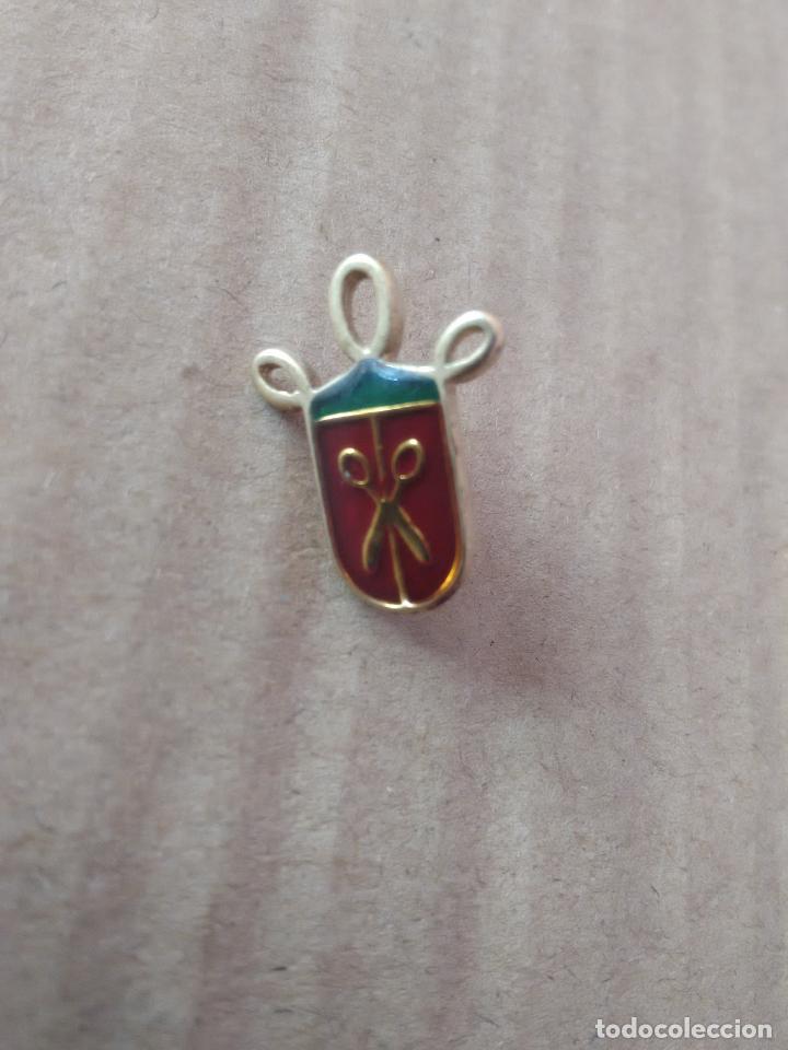 Pins de colecci&oacute;n: PIN REPRESENTACI&Oacute;N ESCUDO CON TIJERAS EN EL INTERIOR