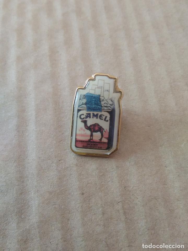 Collection pins: PIN PUBLICIDAD TABACO CAMEL, REPRESENTACI&Oacute;N PAQUETE CIGARRILLOS, CAJA DE CIGARROS CAMEL