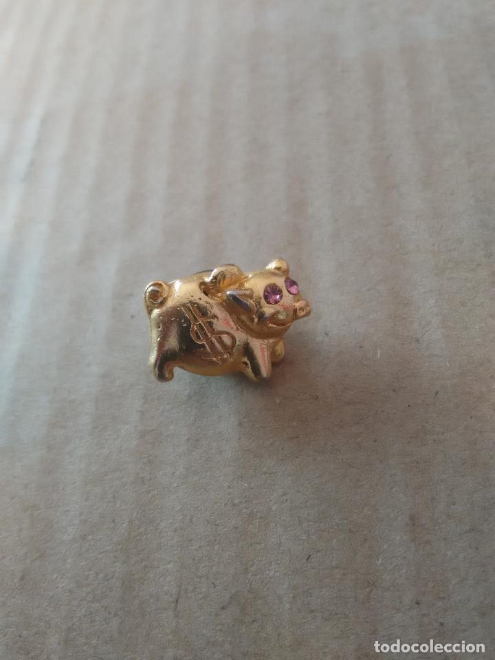 Pins de colecci&oacute;n: PIN ANIMALES: CERDO CON EL S&Iacute;MBOLO DEL D&Oacute;LAR, COLOR DORADO