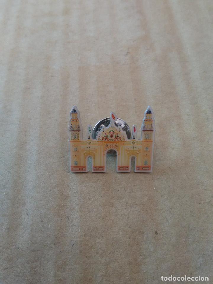 Pins de colecci&oacute;n: PIN TURISMO, EDIFICIO PORTADA FERIA DE ABRIL SEVILLA 2015