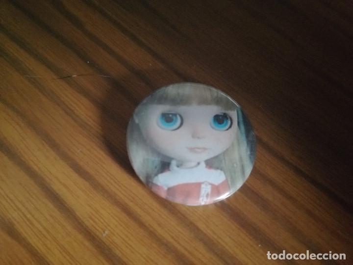 Sammlung von Pins: BLYTHE. CHAPA. 31 MM. DE DI&Aacute;METRO. MET&Aacute;LICA POR DETR&Aacute;S. SIN USO. BUEN ESTADO. DIFICIL
