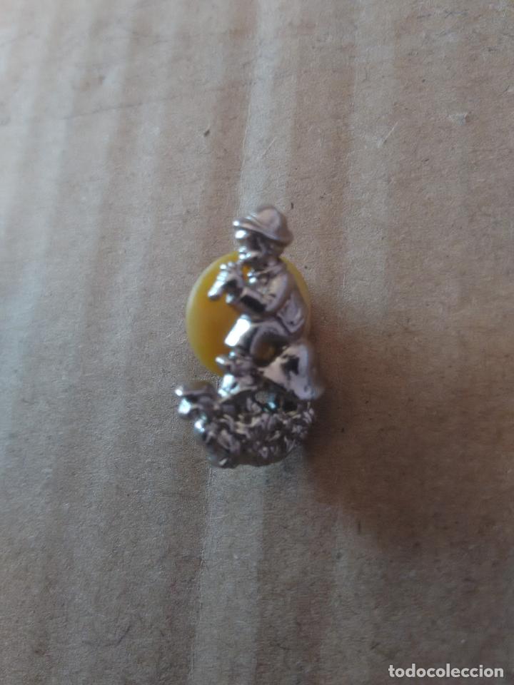 Pins de colecci&oacute;n: PIN M&Uacute;SICA: NI&Ntilde;O TOCANDO LA FLAUTA, COLOR PLATEADO