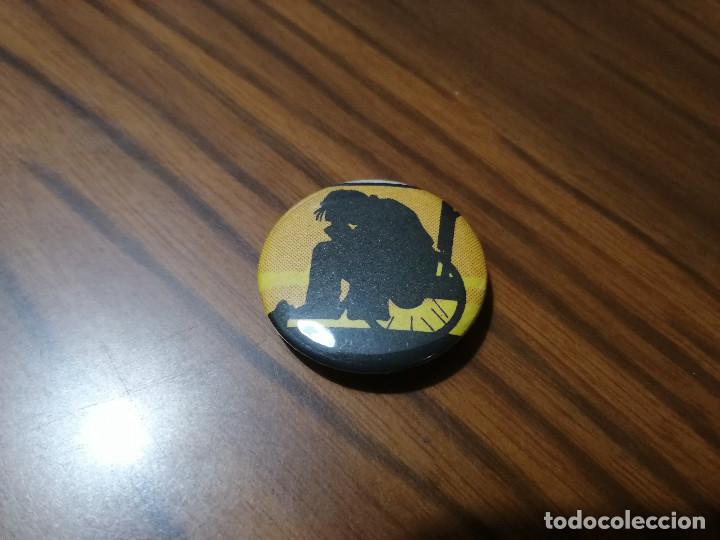 Sammlung von Pins: SILLA DE RUEDAS. SOMBRA. CHAPA. 31 MM. DI&Aacute;METRO. MET&Aacute;LICA POR DETR&Aacute;S. SIN USO. BUEN ESTADO. DIFICIL