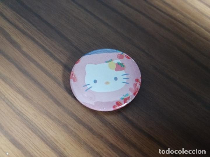 Collection pins: HELLO KITTY. CHAPA. 31 MM. DE DI&Aacute;METRO. METAL POR DETR&Aacute;S. SIN USO. BUEN ESTADO. DIFICIL