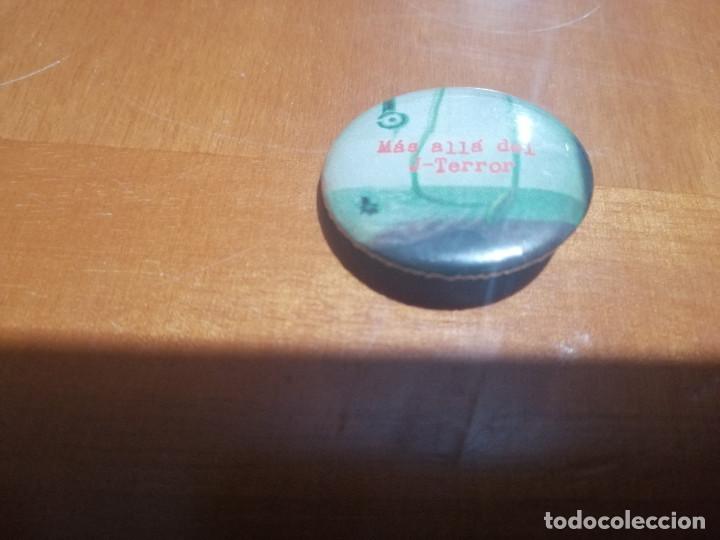Collection pins: M&Aacute;S ALL&Aacute; DEL J-TERROR. CHAPA DE 31 MM. DE DI&Aacute;METRO. TRASERA DE METAL. SIN USO. BUEN ESTADO. DIFICIL