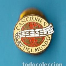 Pins de colección: INSIGNIA COMERCIAL ANTERIOR A 1970. CANCIONES DEL MUNDO PEQUEÑA. EDITABAN CANCIONEROS JUVENILES.