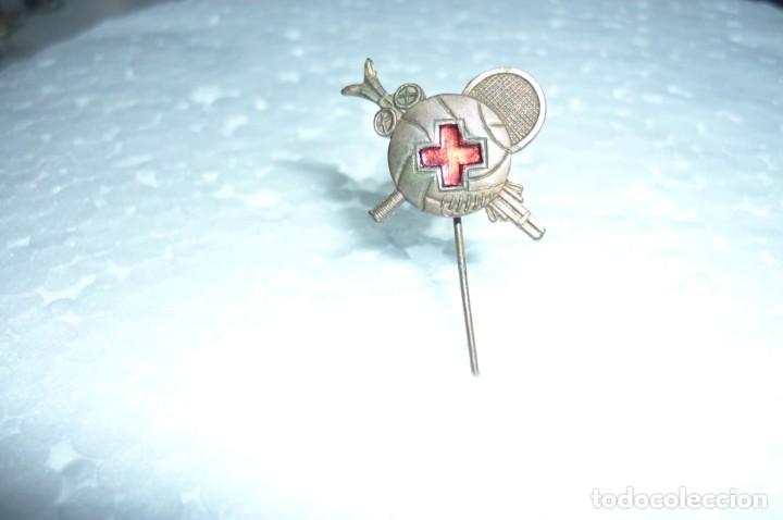 Pins de colecci&oacute;n: PIN DE AGUJA ANTIGUO A&Ntilde;OS 50. CRUZ ROJA ESMALTADA SOBRE FONDO DE METAL CON LOGOS DE FUTBOL, ESQUI...