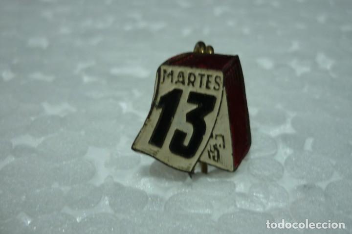 Pins de colecci&oacute;n: PIN DE CALENDARIO DE TACO. MARTES 13. ANTIGUO PIN ESMALTADO. DE ALFILER. A&Ntilde;OS 50