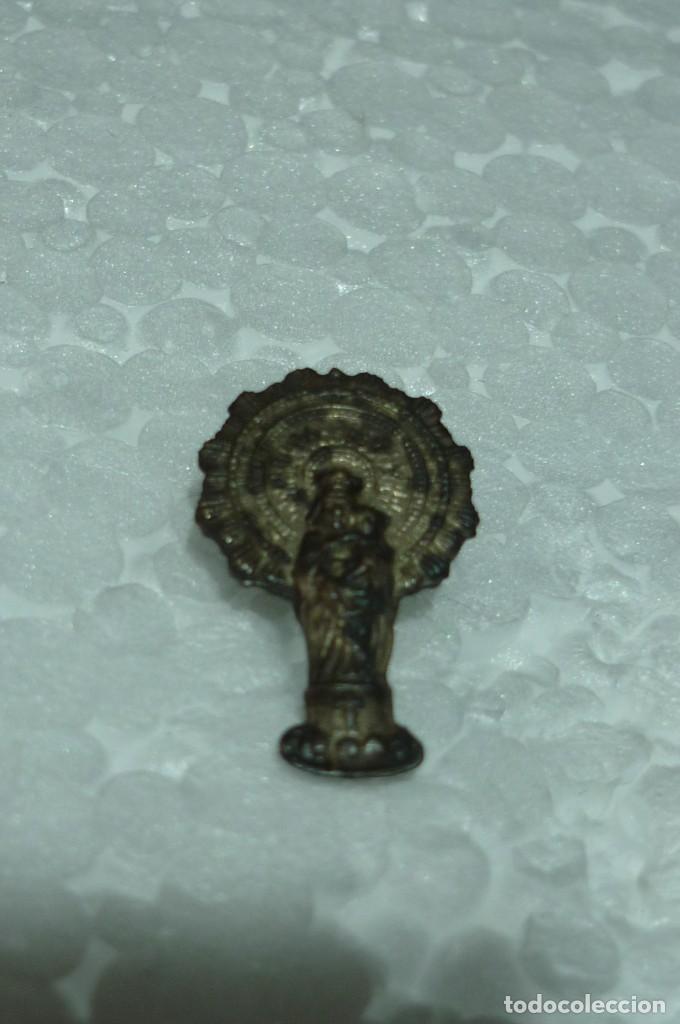 Pins de colecci&oacute;n: PIN INSIGNIA METALICA. VIRGEN DEL PILAR. DE ALFILER, ANTIGUA
