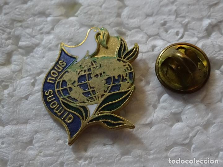 Pin's de collection: PIN DE ECOLOG&Iacute;A NATURALEZA PAZ. FRANCIA. NOS AMEMOS. AVE TIERRA
