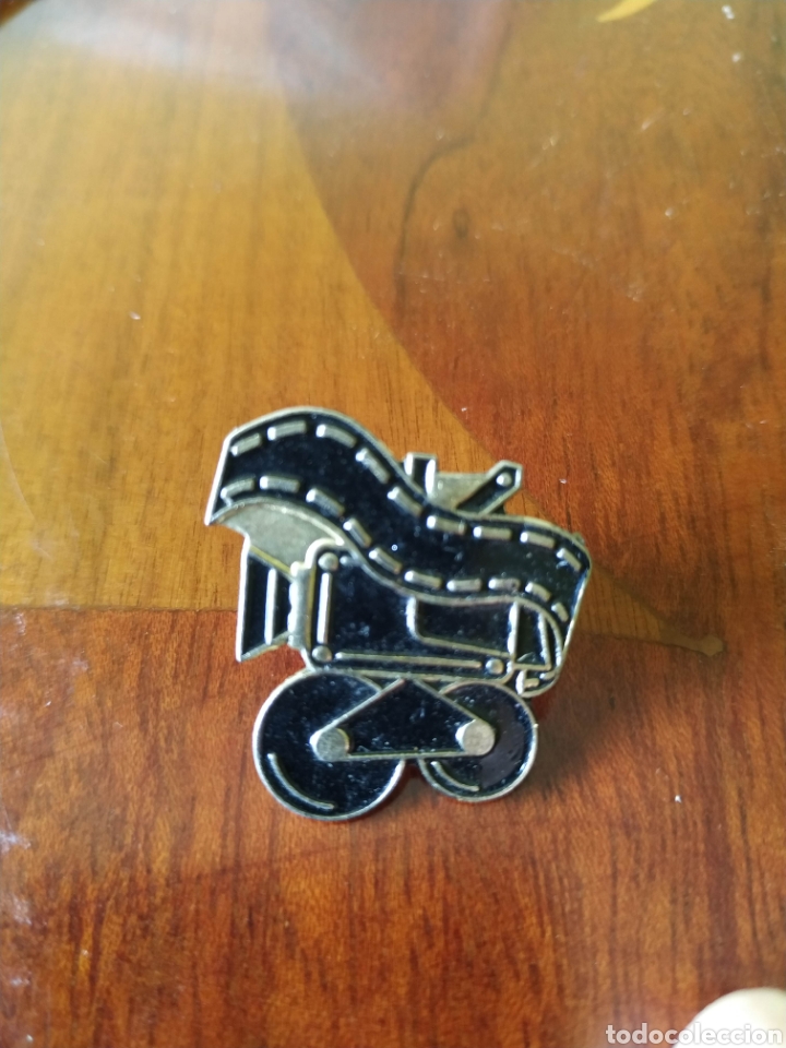 Pins de colecci&oacute;n: Pin C&aacute;mara antigua fotogr&aacute;fica o de grabar filmar
