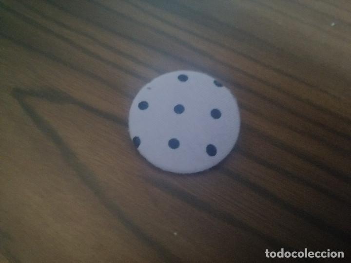 Pins de colecci&oacute;n: ROSA C&Iacute;RCULOS NEGROS. DE TELA. CHAPA. 31 MM. PARTE DE ATR&Aacute;S MET&Aacute;LICA. SIN USO. DIFICIL DE CONSEGUIR
