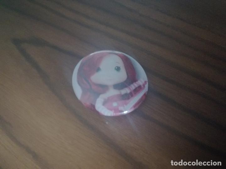 Pins de colecci&oacute;n: TARTA DE FRESA. MU&Ntilde;ECA. CHAPA. 31 MM. PARTE DE ATR&Aacute;S MET&Aacute;LICA. SIN USO. DIFICIL DE CONSEGUIR