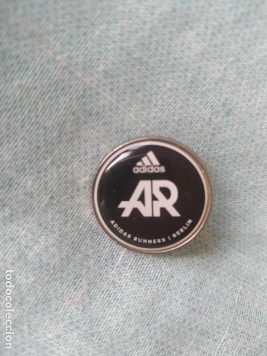 jugador Partido amplificación pin badge adidas runners berlín club running - Compra venta en todocoleccion
