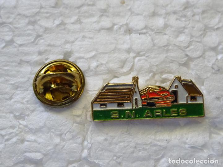 Pins e Spille di collezione: PIN DE TRENES FERROCARRILES. TREN LOCOMOTORA FRANCIA. S.N. ARLES