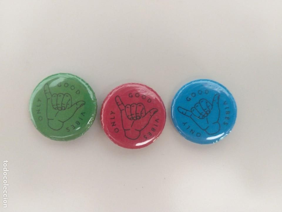 Pins e Spille di collezione: 3 CHAPAS ONLY GOOD VIBES - NUEVAS - 25 MM