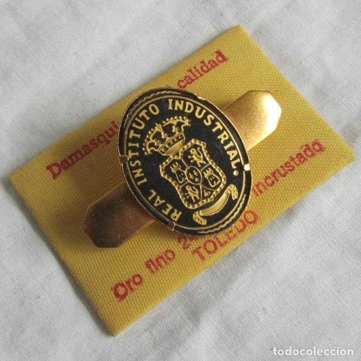 Pins de colecci&oacute;n: Insignia de aguja Damasquinado de toledo, Real Instituto Industrial