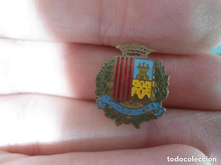 Pins de colecci&oacute;n: ANTIGUO PIN ESMALTADO OJAL SOLAPA CATALAN - CASINO DE TIANA