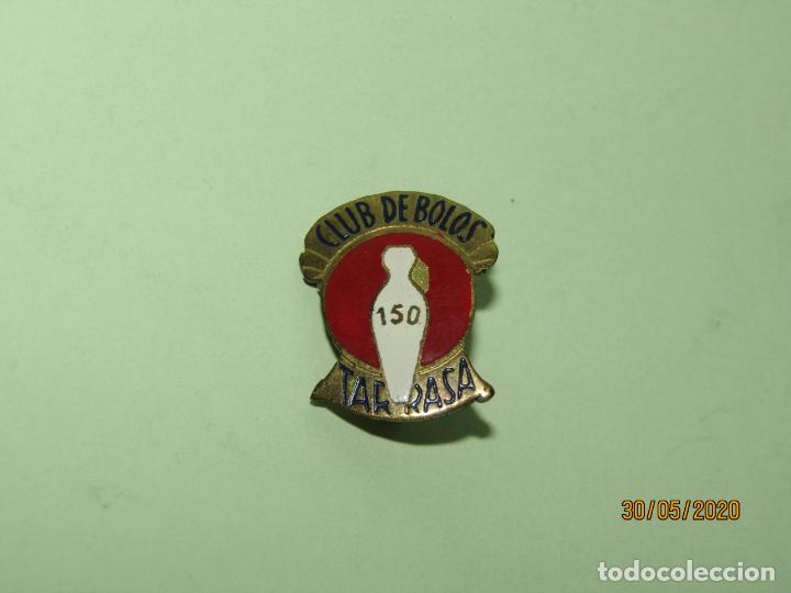 Pins de colecci&oacute;n: Antigua Insignia con Imperdible Aguja Todo de Lat&oacute;n del CLUB DE BOLOS 150 DE TARRASA