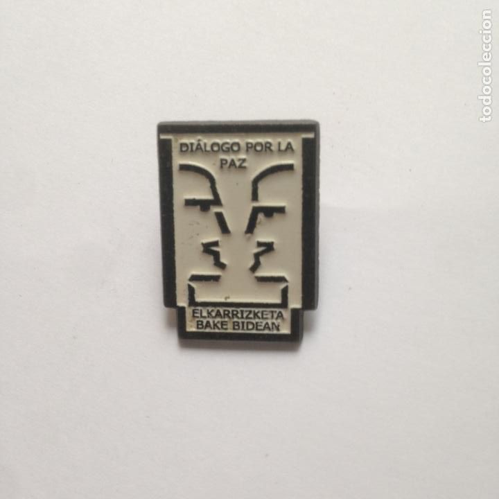 Pins de colecci&oacute;n: DIALOGO POR LA PAZ - ELKARRIZKETA BAKE BIDEAN - PIN