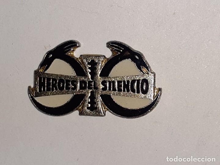 Pins de colecci&oacute;n: Pin antiguo de Heroes del Silencio. - Foto 1