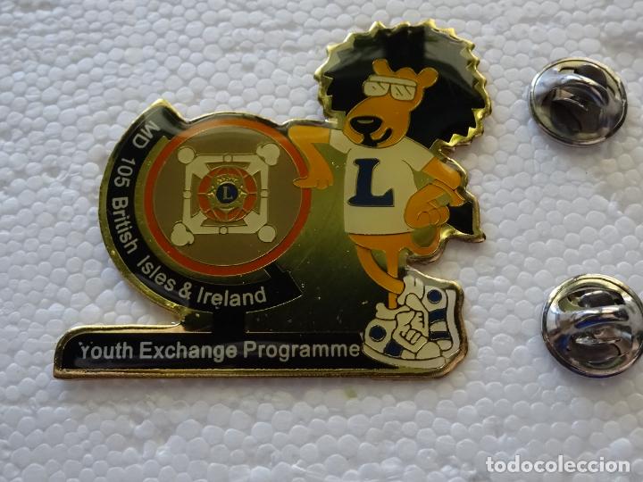 Collection pins: PIN GIGANTE DEL CLUB DE LEONES. ISLAS BRIT&Aacute;NICAS E IRLANDA. YOUTH EXHANGE PROGRAMME.