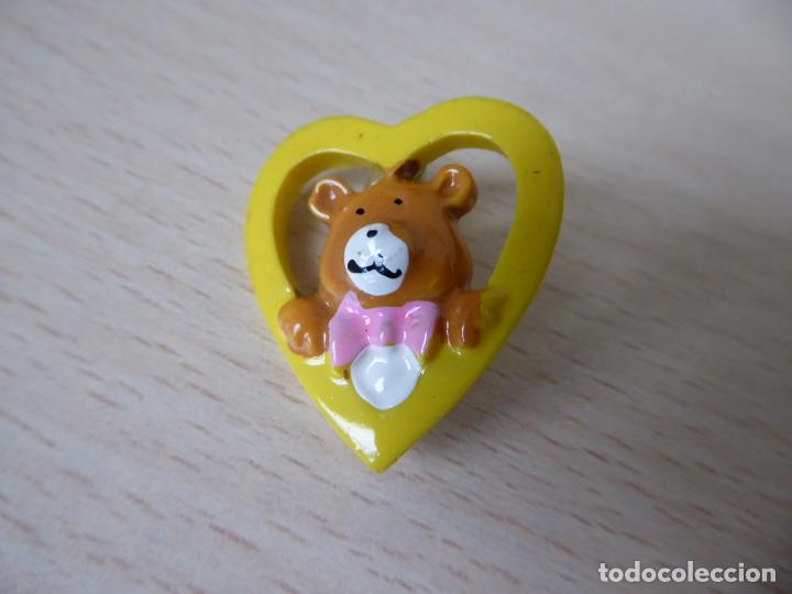 Pin's de collection: Pin infantil de osito en un coraz&oacute;n