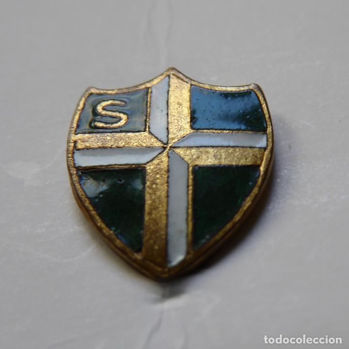 Pin's de collection: Antigua insignia pin de aguja de cruz dorada-blanca y letra 'S' sobre fondo verde, de los a&ntilde;os 60.