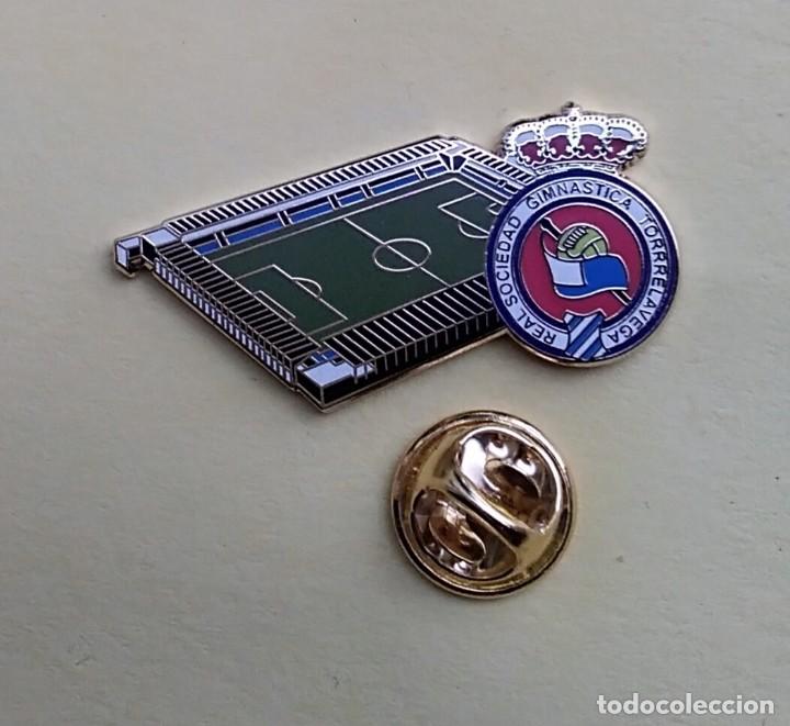 Pins de colecci&oacute;n: PIN FUTBOL - ESCUDO MAS ESTADIO - R.S. GIMNASTICA TORRELAVEGA - ESTADIO NUEVO MALECON - CANTABRIA -