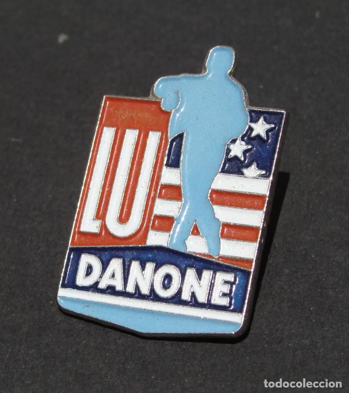 Pins de colecci&oacute;n: PIN - DANONE - LU - PUBLICIDAD DE ALIMENTOS L&Aacute;CTEOS - BANDERA DE LOS U.S.A. ESTADOS UNIDOS