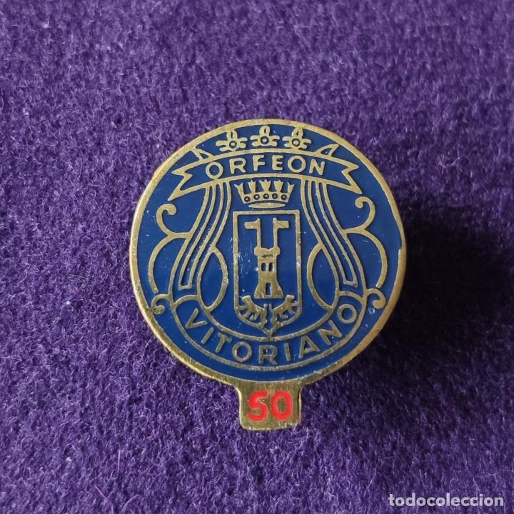 Pins de colecci&oacute;n: ANTIGUA Y RARA INSIGNIA DEL ORFEON VITORIANO. A&Ntilde;OS 50 60. PIN VITORIA ALAVA.