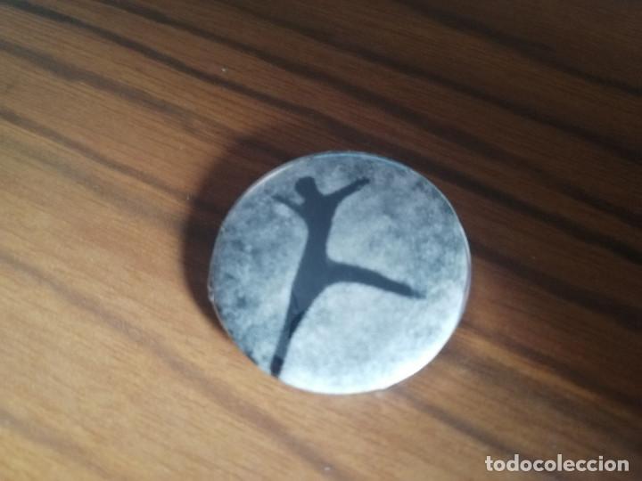 Pins de colecci&oacute;n: CHAPA. DIBUJO PREHISTORIA I 31 MM. DI&Aacute;METRO. MET&Aacute;LICA POR DETR&Aacute;S. SIN USO. BUEN ESTADO. DIFICIL