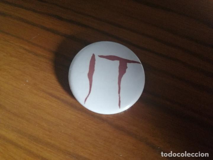 Pins e Spille di collezione: CHAPA. IT. STEPHEN KING. 31 MM. DI&Aacute;METRO. MET&Aacute;LICA POR DETR&Aacute;S. SIN USO. BUEN ESTADO. DIFICIL