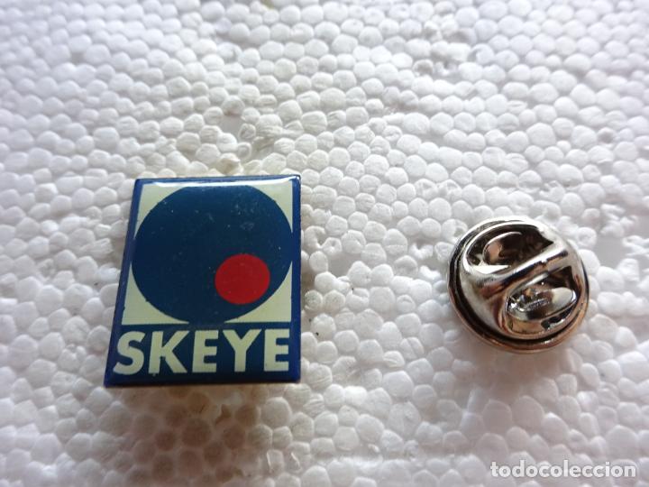 Pin's de collection: PIN DE TECNOLOG&Iacute;A INFORM&Aacute;TICA TELEFON&Iacute;A. SKEYE INSPECCI&Oacute;N AEREA DRONES SAT&Eacute;LITES