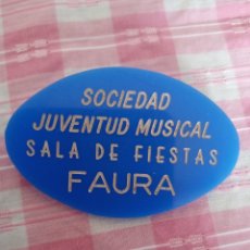 Pins de colección: **ANTIGUA CHAPA DE PLASTICO DE, -- SALA DE FIESTAS SOCIEDAD JUVENTUD MUSICAL DE FAURA-- (4,5/7 CM)*