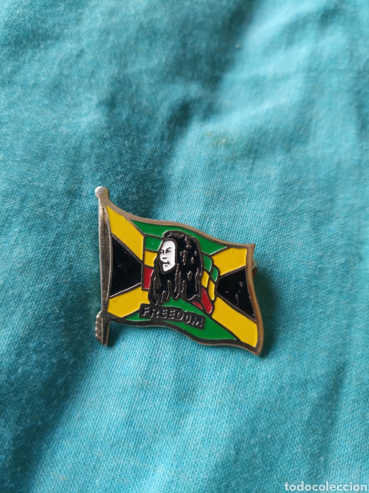 Pins de colecci&oacute;n: Pin aguja tipo imperdible Bob Marley. Bandera Jamaica Freedom