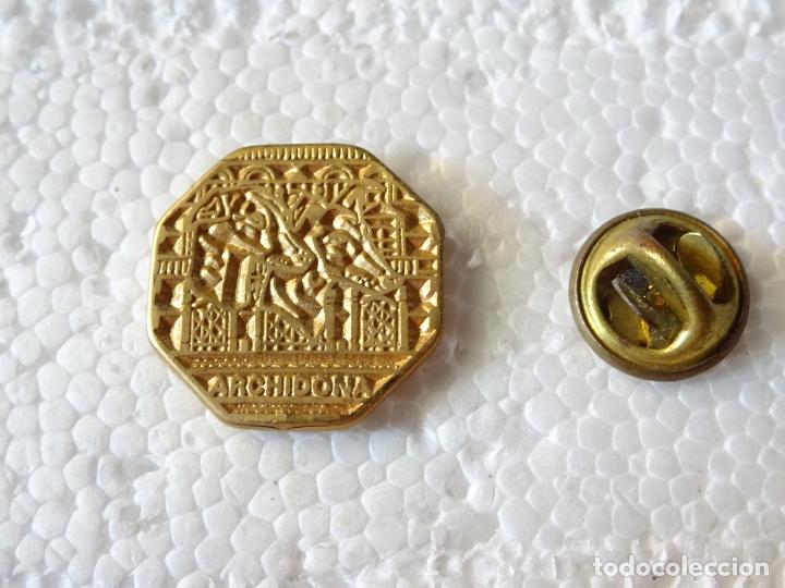 Pin's de collection: PIN DE TURISMO. PLAZA OCHAVADA DE ARCHIDONA M&Aacute;LAGA. GALGOS ?
