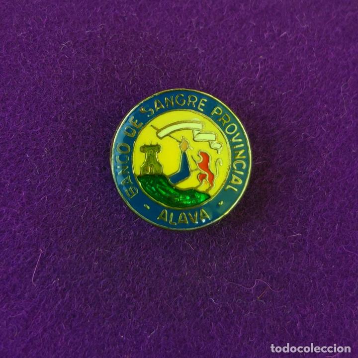 Pins de colecci&oacute;n: ANTIGUA INSIGNIA DE OJAL DE BANCO DE SANGRE PROVINCIAL DE ALAVA - DONANTES. ESMALTADA. A&Ntilde;OS 80. PIN.