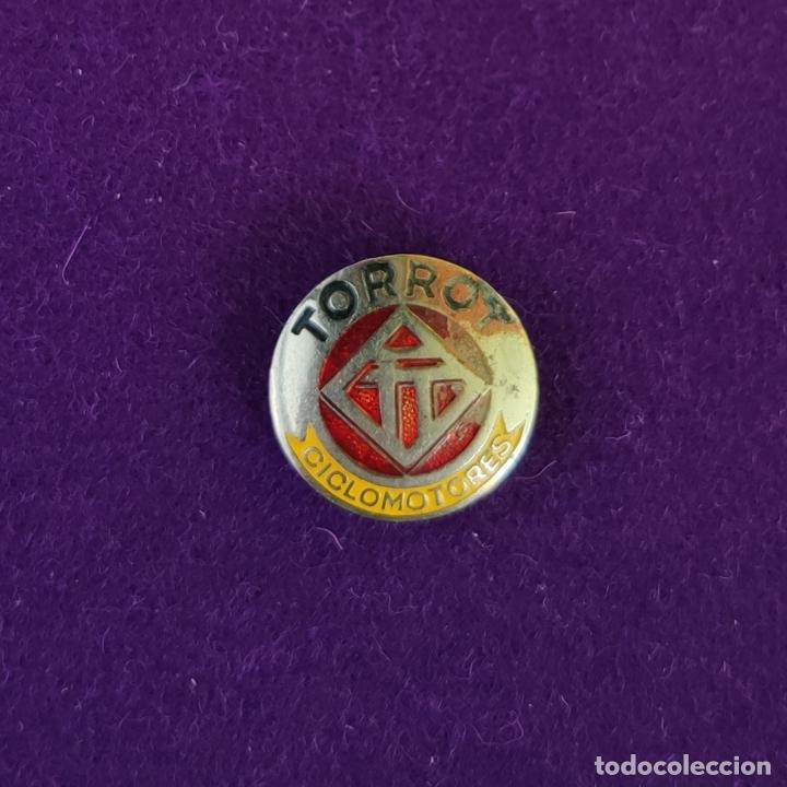 Pins de colecci&oacute;n: ANTIGUA INSIGNIA DE OJAL DE TORROT CICLOMOTORES. VITORIA (ALAVA). A&Ntilde;OS 60. PIN.